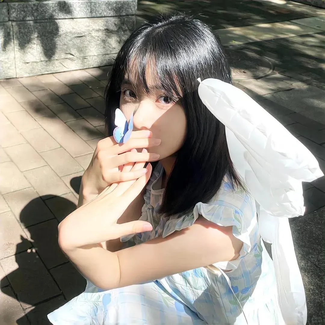 男人转化出机器人铠装海报